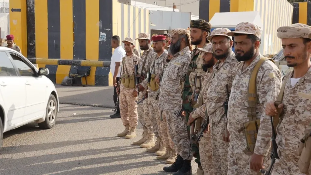 ليست درع الوطن.. قوات العمالقة تسلم حي السفارات وساحة العروض لهذه القوات